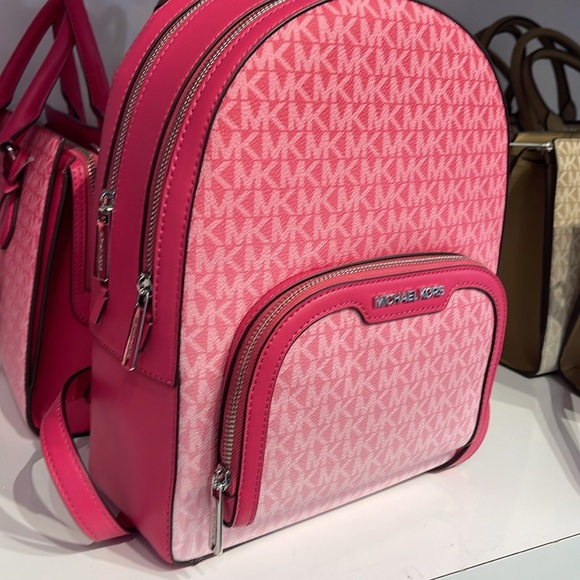 Michael Kors Jaycee Medium Ombré Signature Logo Backpack
Dragonfruit
NWT - Picture 7 of 14